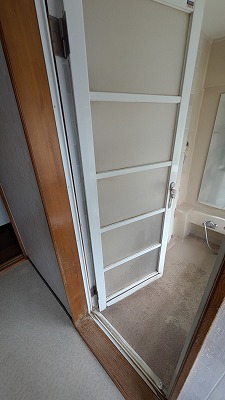 桜川市O様邸浴室ドア交換工事 施工Before写真